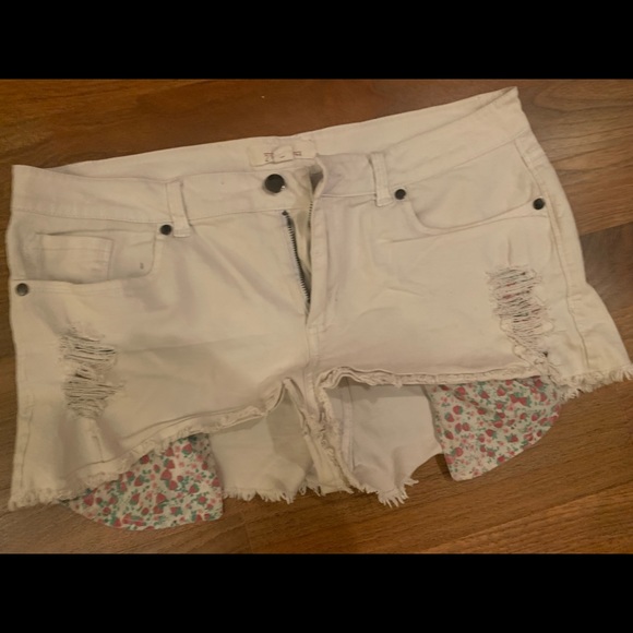 Women’s light colored ripped distressed shorts size 31 - Picture 2 of 6